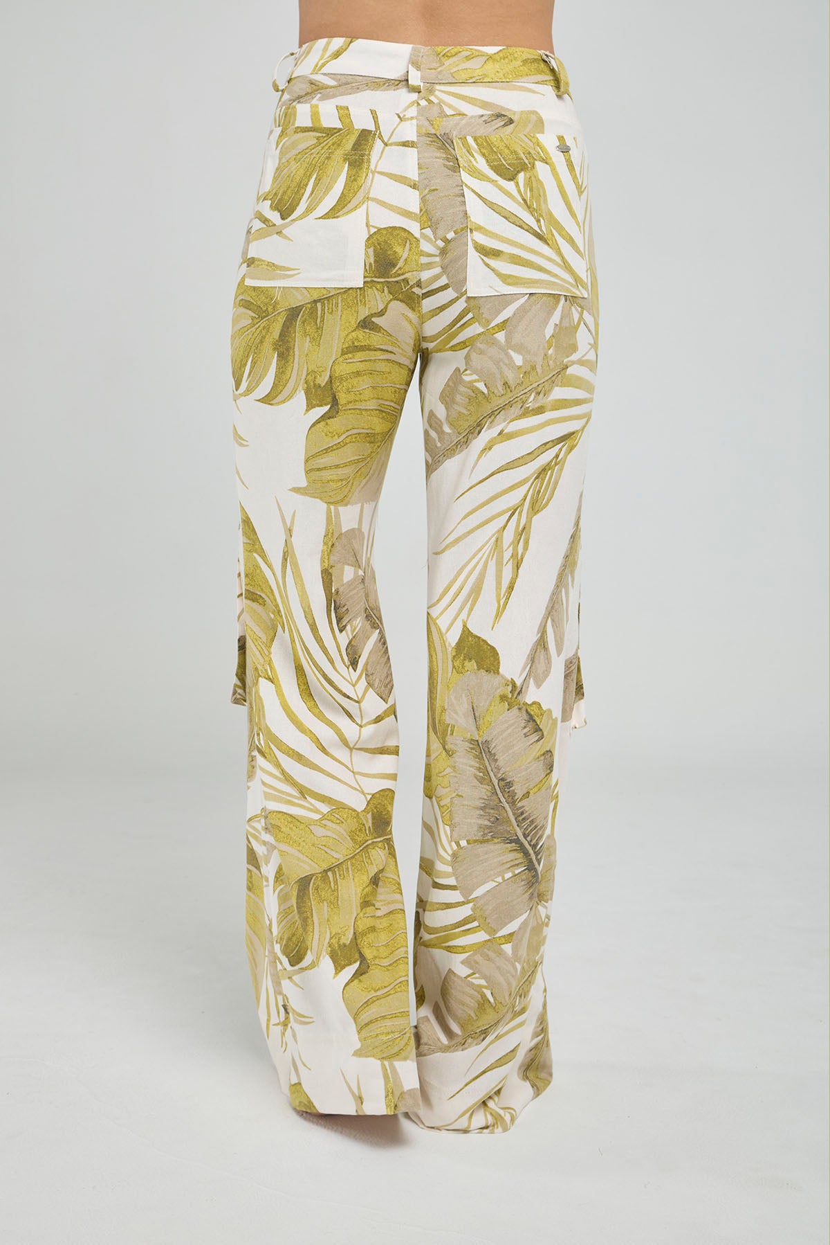 PANTALON BOTA ANCHA ESTAMPADO FLORAL CON 4 BOLSILLOS