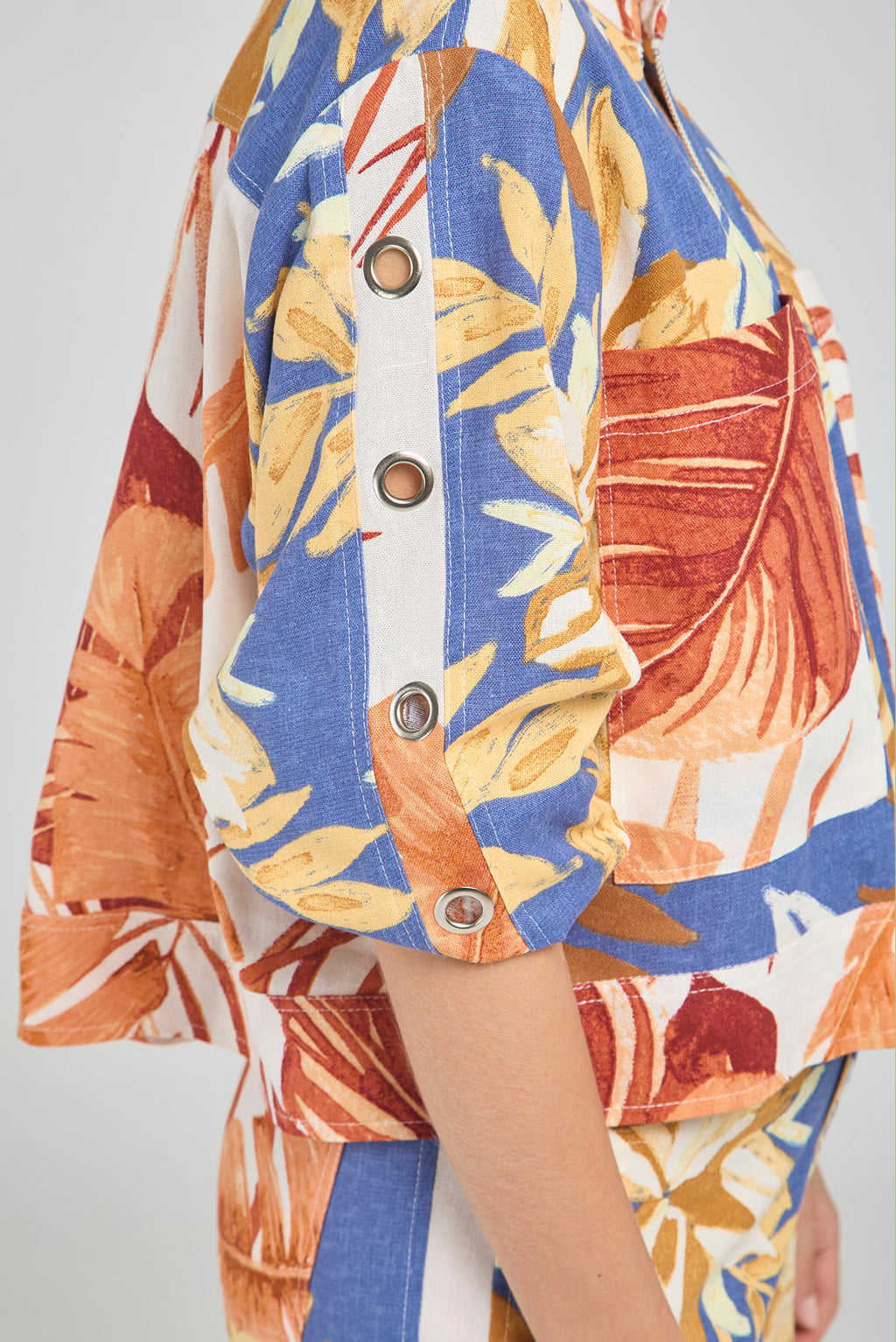 CHAQUETA DE CIERRE, CUELLO NERU ESTAMPADA MULTICOLOR CON OJALES EN MANGAS
