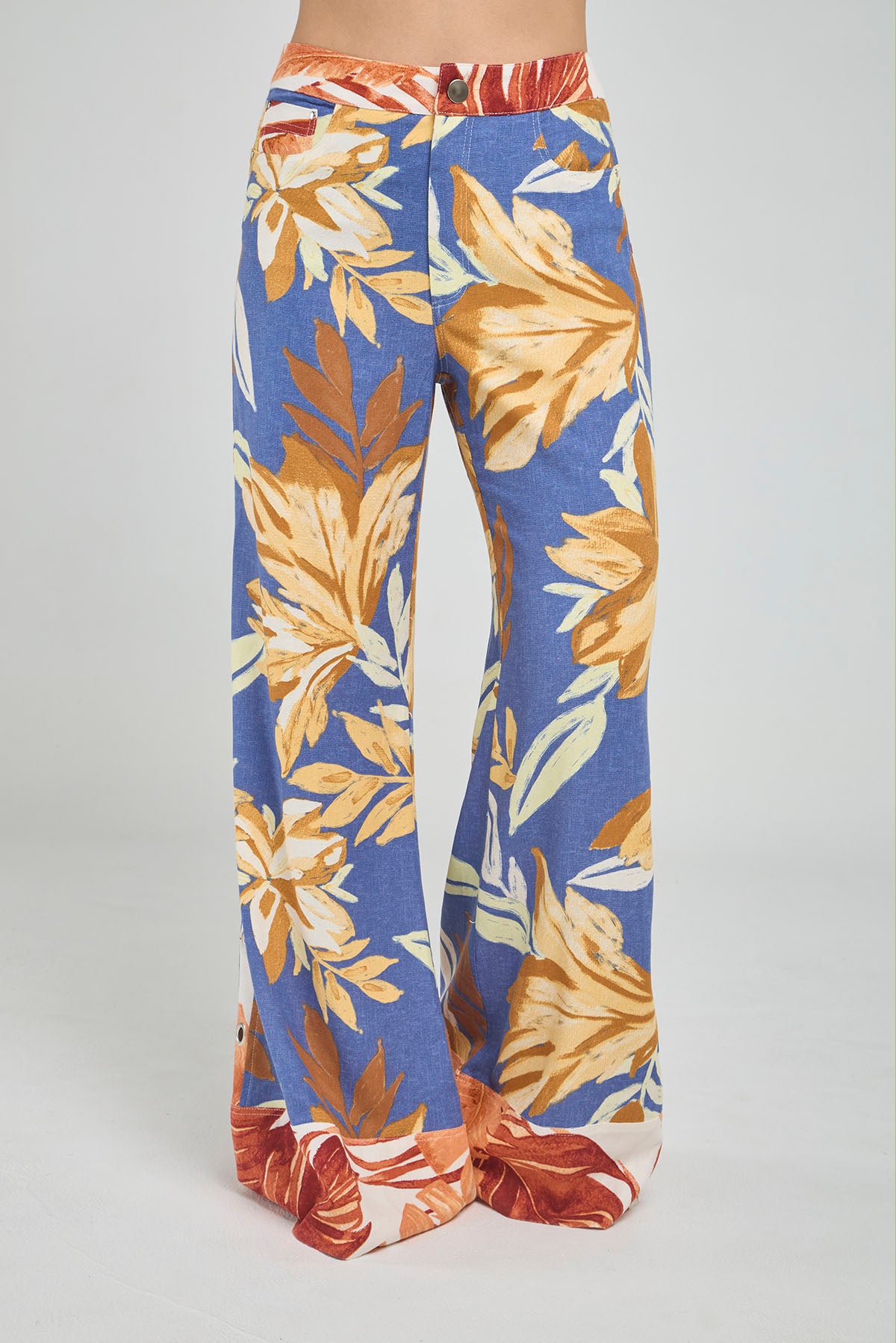 PANTALON ESTAMPADO MULTICOLOR CON OJALES LATERALES EN BOTA