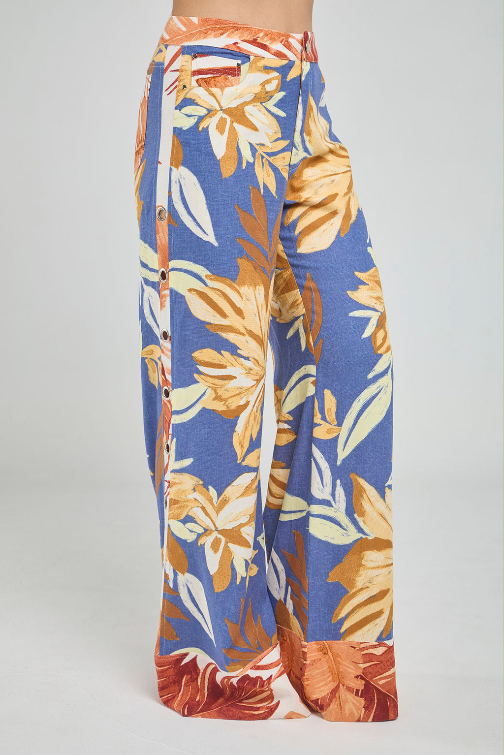 PANTALON ESTAMPADO MULTICOLOR CON OJALES LATERALES EN BOTA