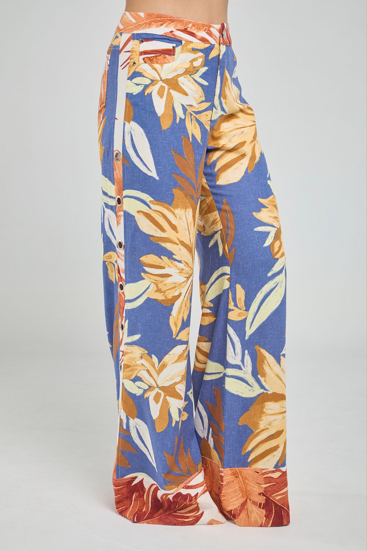 PANTALON ESTAMPADO MULTICOLOR CON OJALES LATERALES EN BOTA