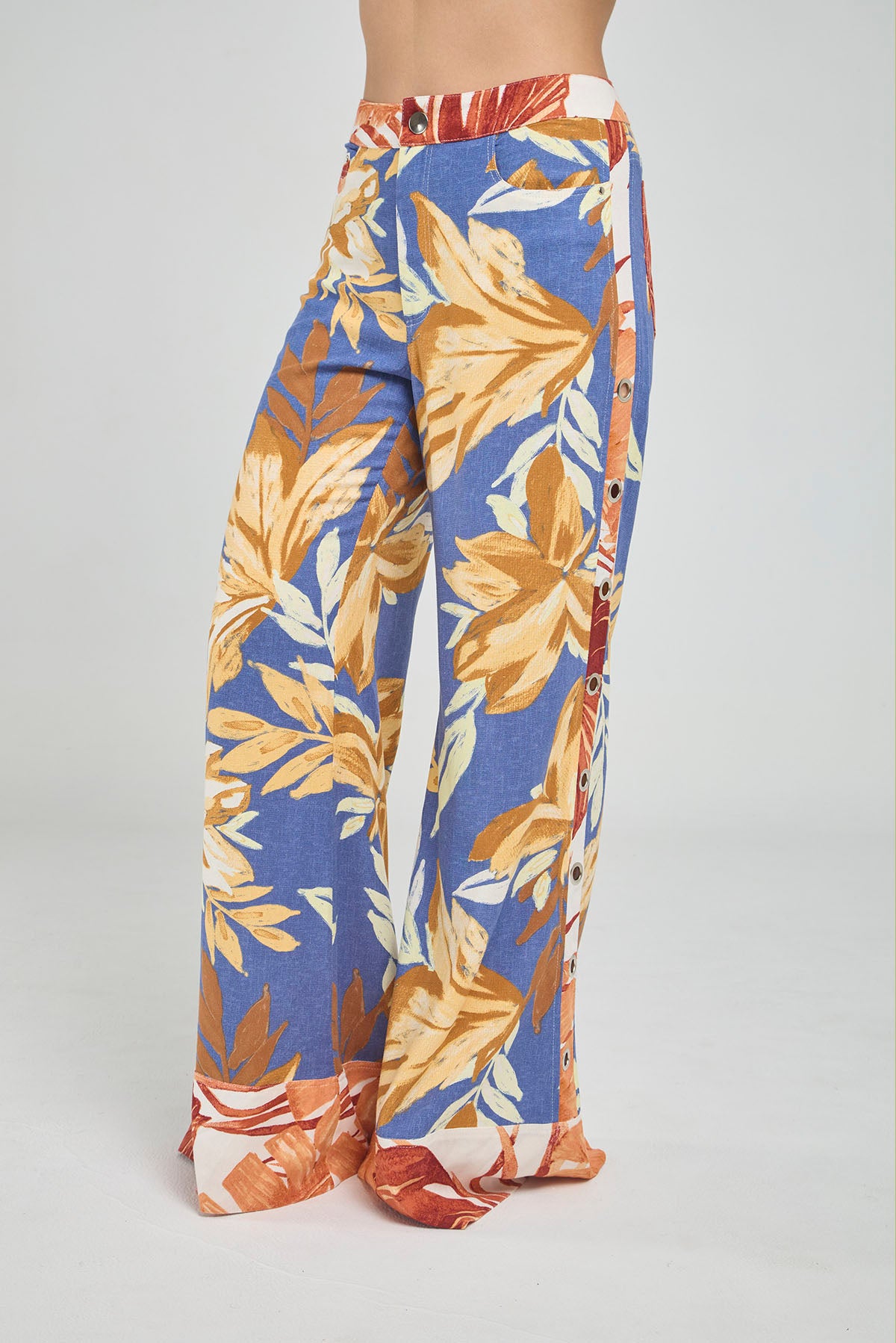 PANTALON ESTAMPADO MULTICOLOR CON OJALES LATERALES EN BOTA