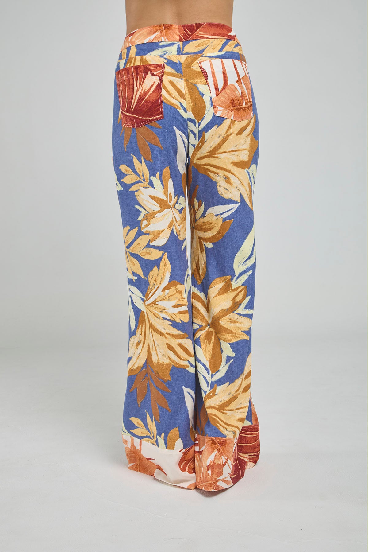 PANTALON ESTAMPADO MULTICOLOR CON OJALES LATERALES EN BOTA