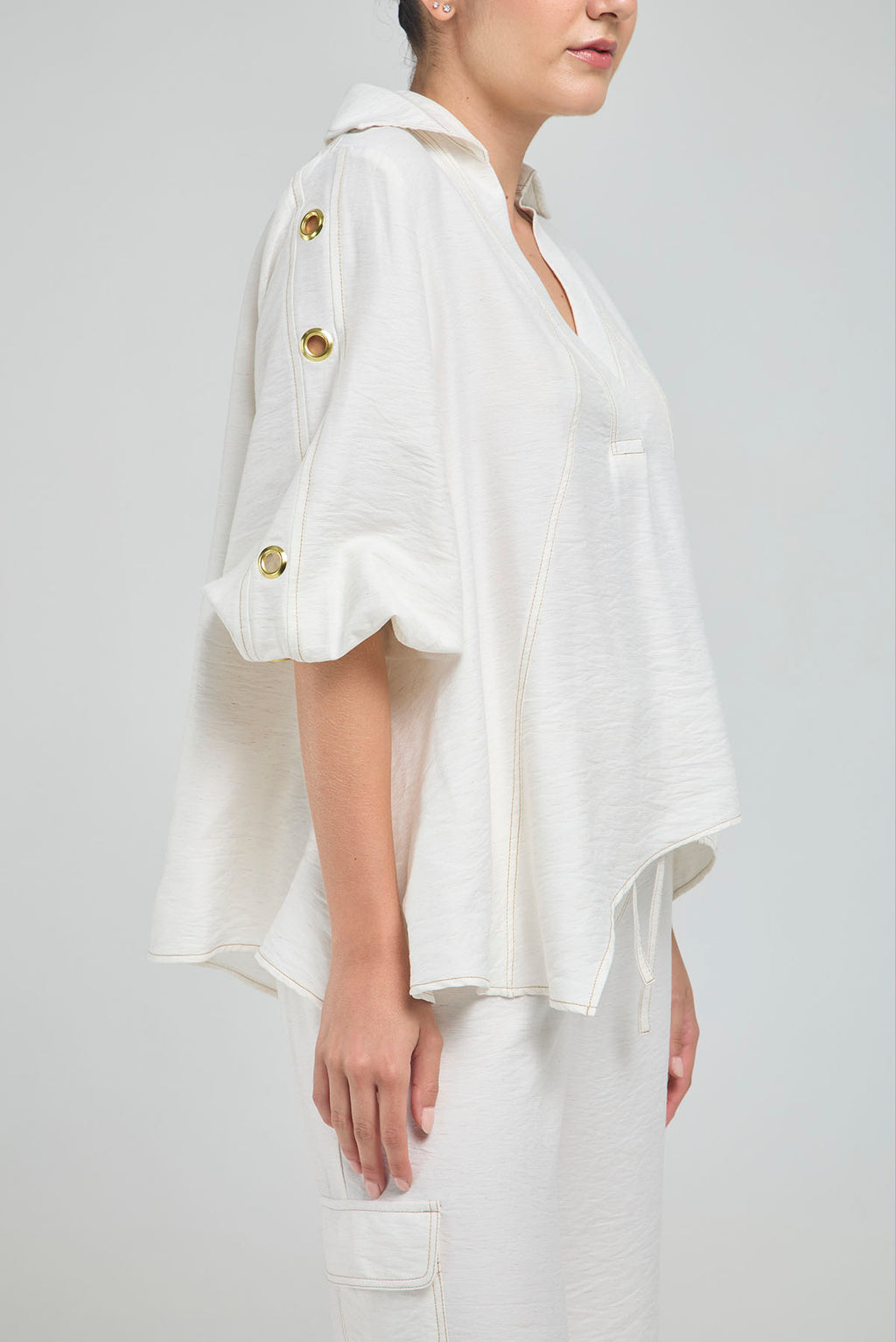 BLUSA PERTINA INTERNA CORTE DIAGONAL FRONTAL CON TACHES EN MANGA