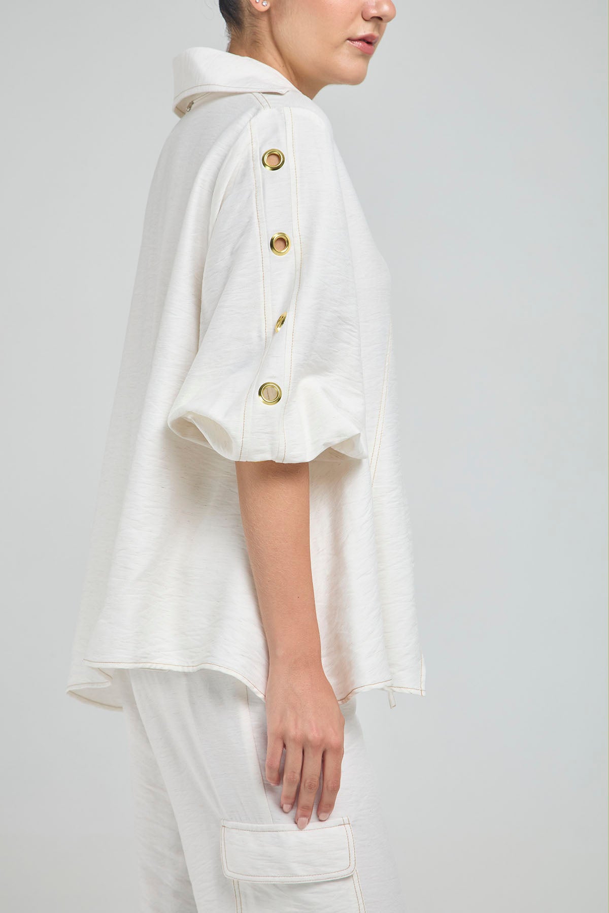 BLUSA PERTINA INTERNA CORTE DIAGONAL FRONTAL CON TACHES EN MANGA
