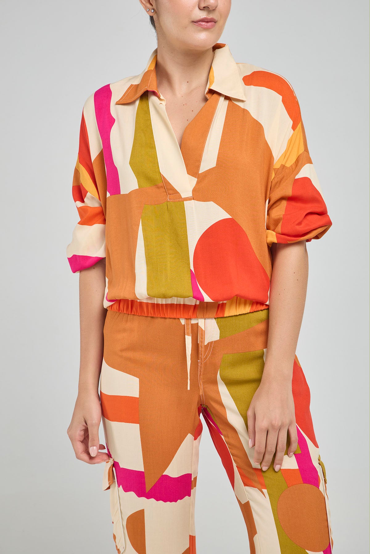 BLUSA CUELLO CAMISERO ESTAMPADO COLORIDO