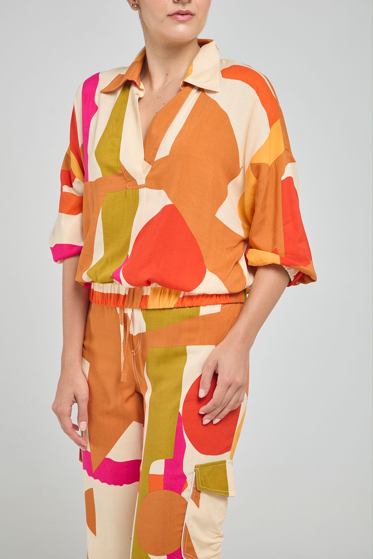 BLUSA CUELLO CAMISERO ESTAMPADO COLORIDO