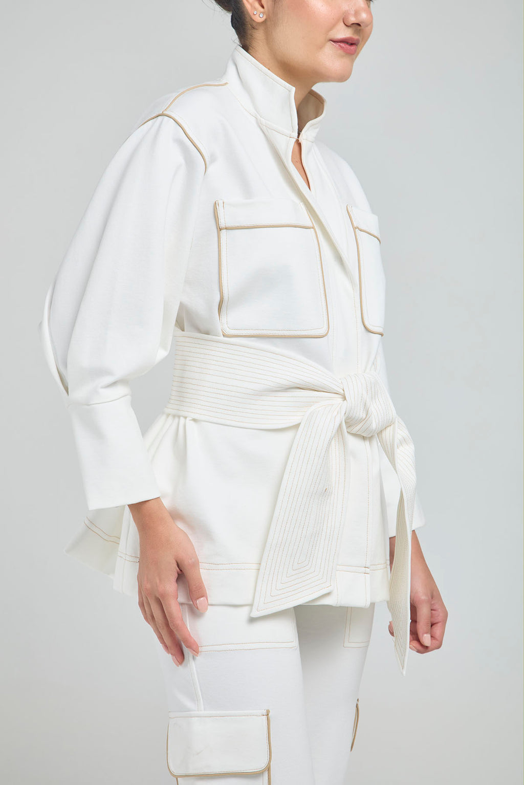 CHAQUETA LARGA CON CINTURÓN AJUSTABLE, CUELLO NERU