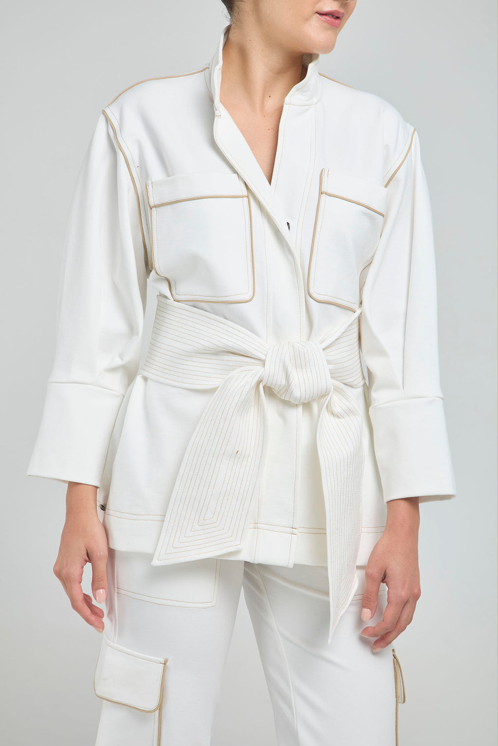 CHAQUETA LARGA CON CINTURÓN AJUSTABLE, CUELLO NERU