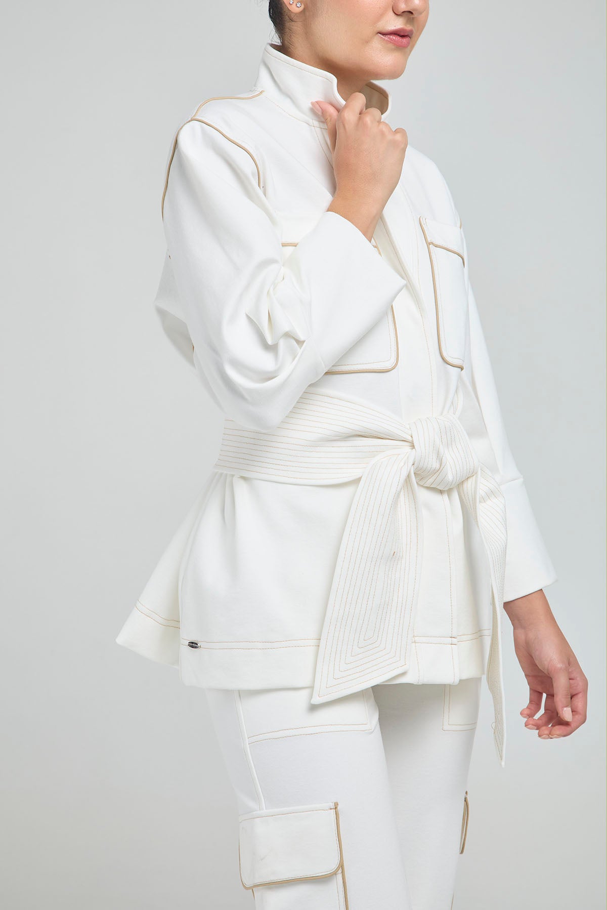 CHAQUETA LARGA CON CINTURÓN AJUSTABLE, CUELLO NERU