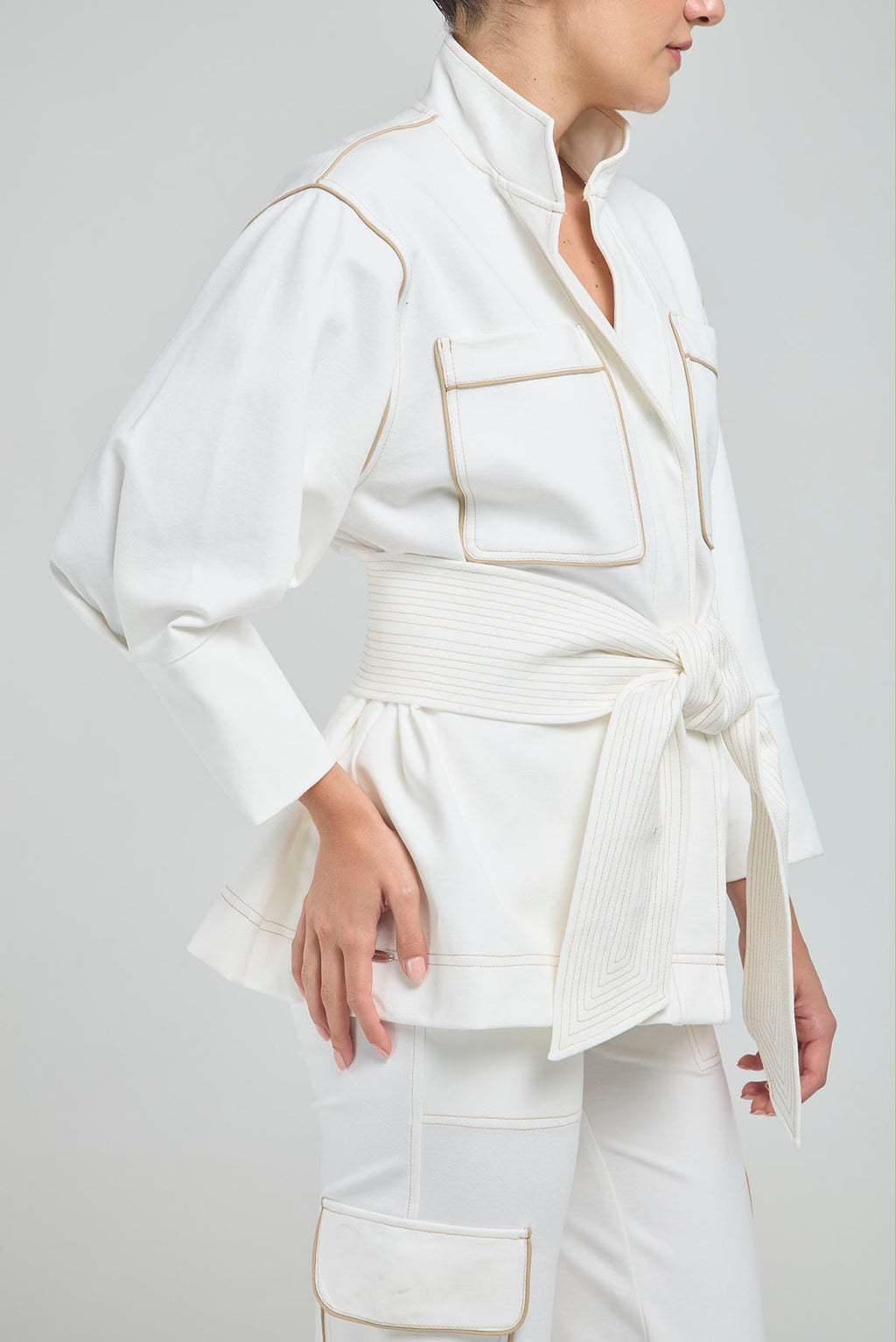 CHAQUETA LARGA CON CINTURÓN AJUSTABLE, CUELLO NERU