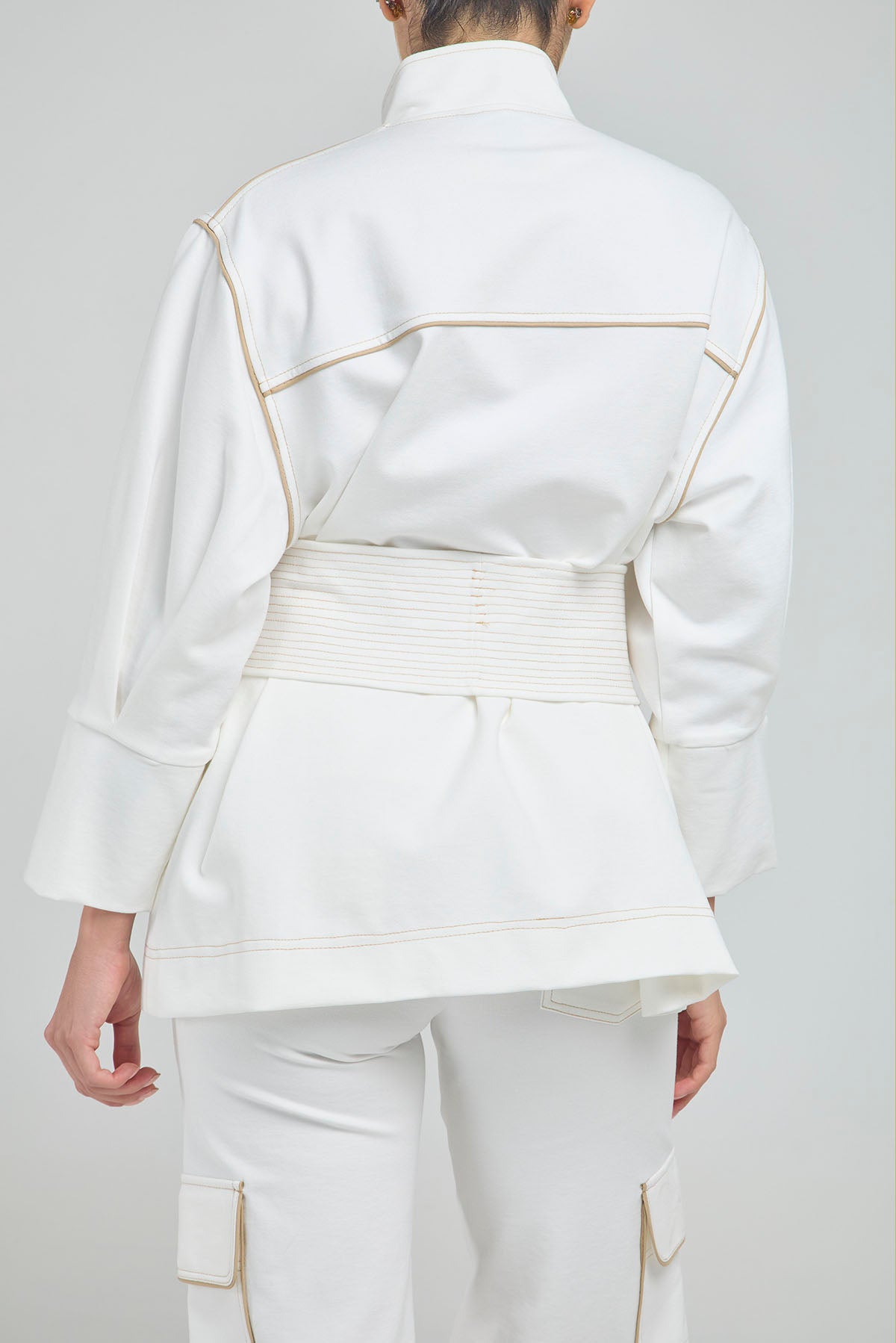 CHAQUETA LARGA CON CINTURÓN AJUSTABLE, CUELLO NERU