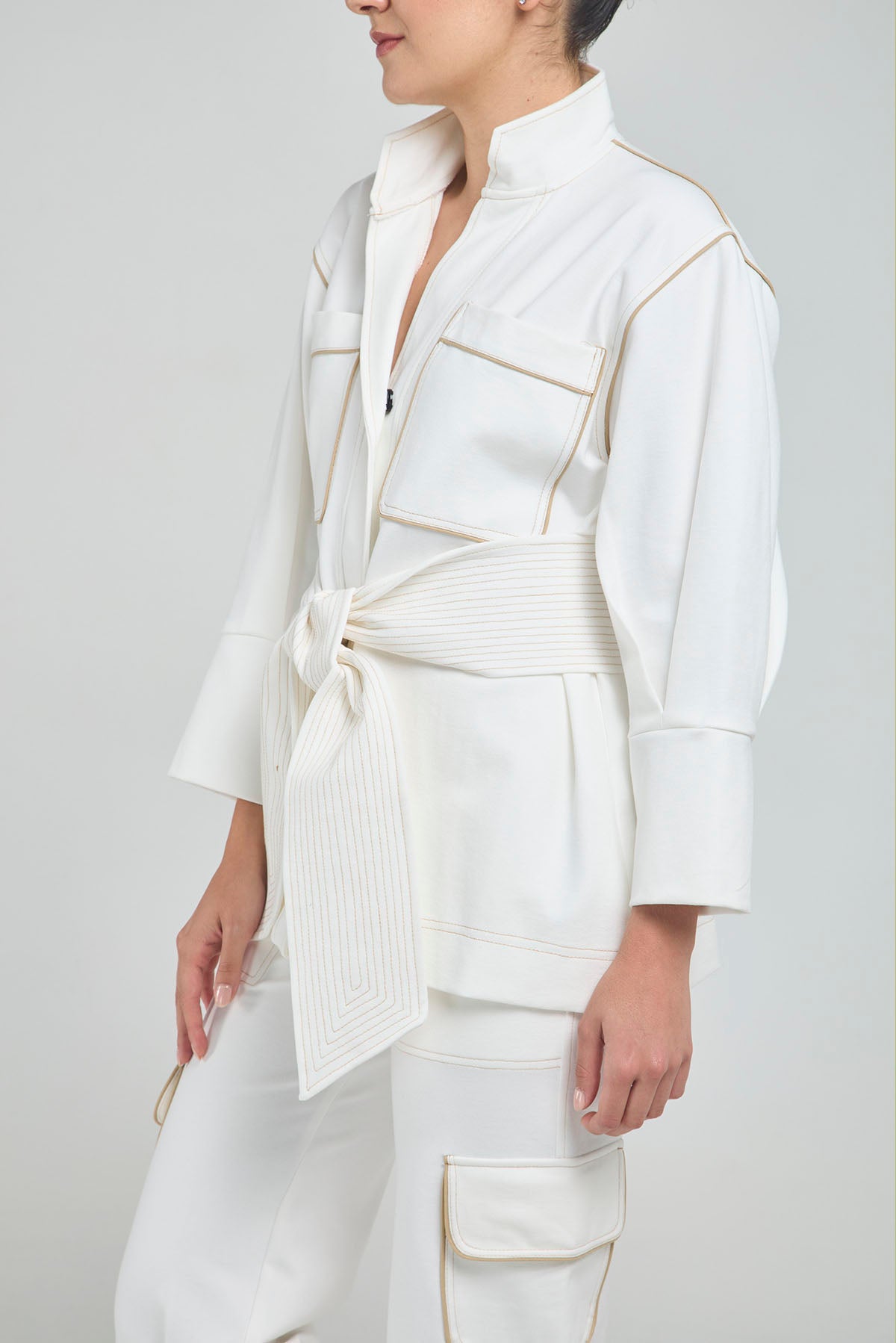 CHAQUETA LARGA CON CINTURÓN AJUSTABLE, CUELLO NERU