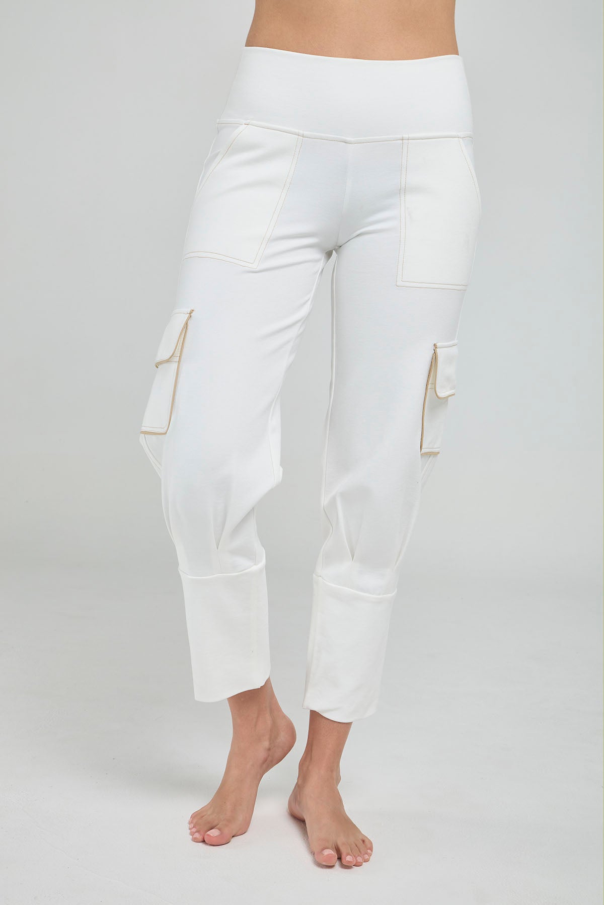 PANTALON CON BOLSLLOS DE TAPA PINZA EN BOTA RUEDO ANCHO