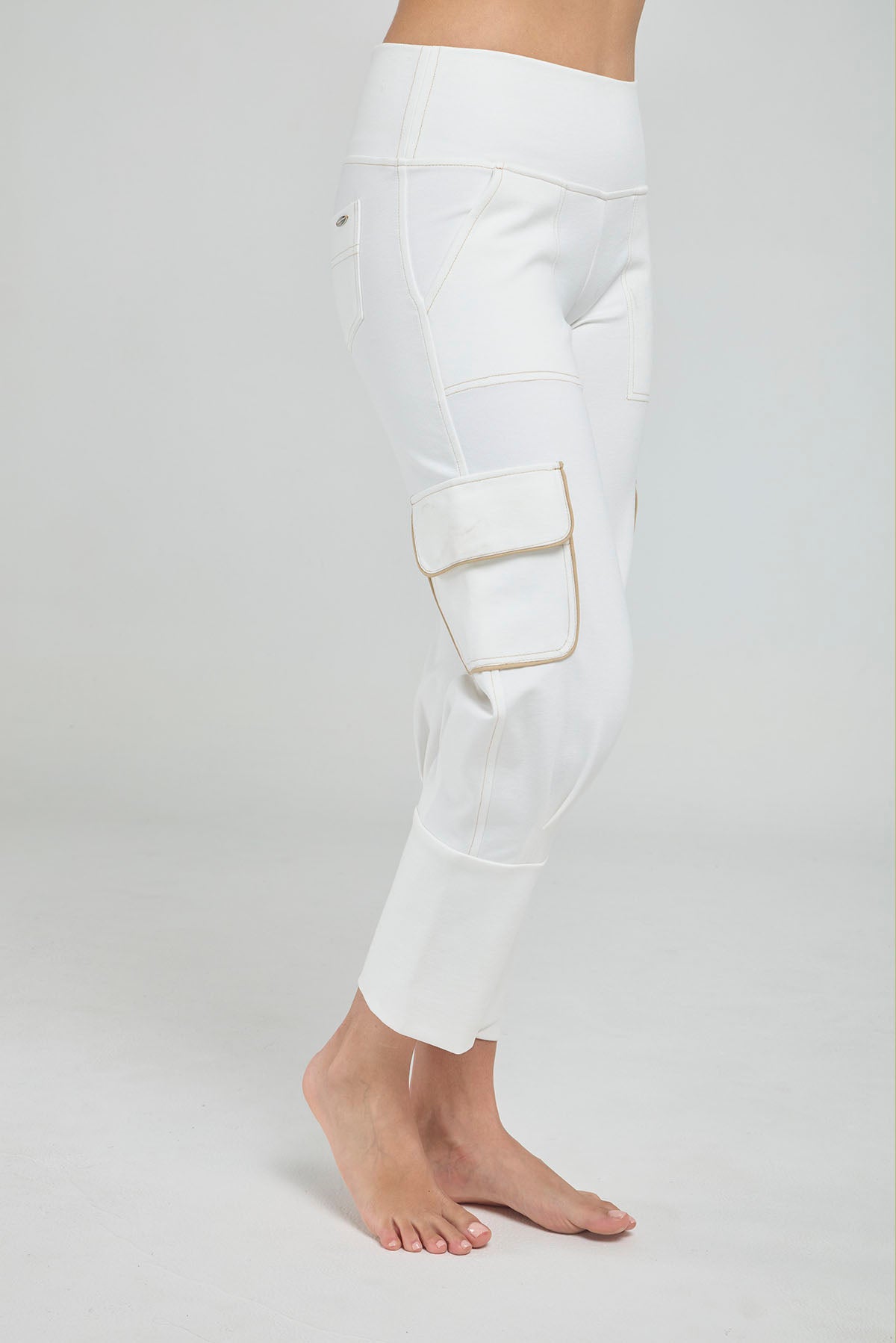PANTALON CON BOLSLLOS DE TAPA PINZA EN BOTA RUEDO ANCHO