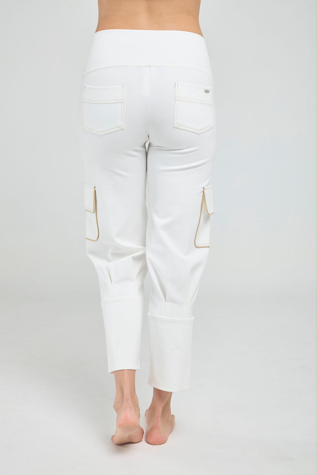 PANTALON CON BOLSLLOS DE TAPA PINZA EN BOTA RUEDO ANCHO