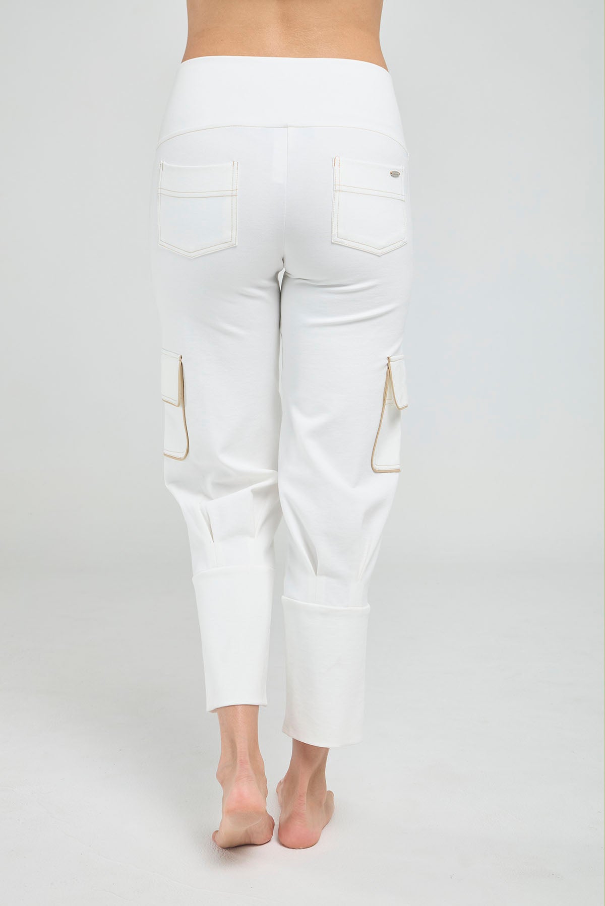 PANTALON CON BOLSLLOS DE TAPA PINZA EN BOTA RUEDO ANCHO