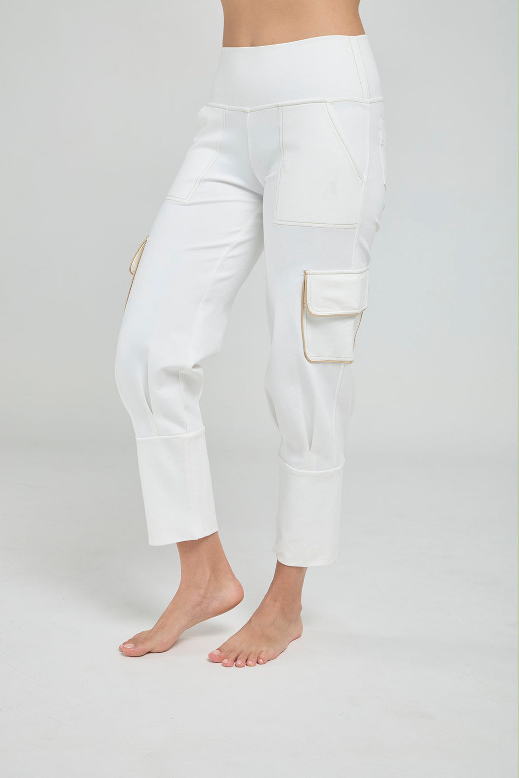 PANTALON CON BOLSLLOS DE TAPA PINZA EN BOTA RUEDO ANCHO