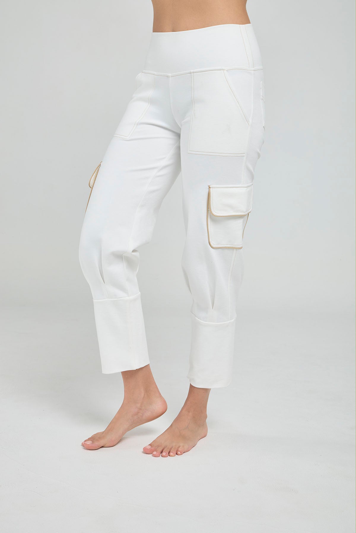 PANTALON CON BOLSLLOS DE TAPA PINZA EN BOTA RUEDO ANCHO