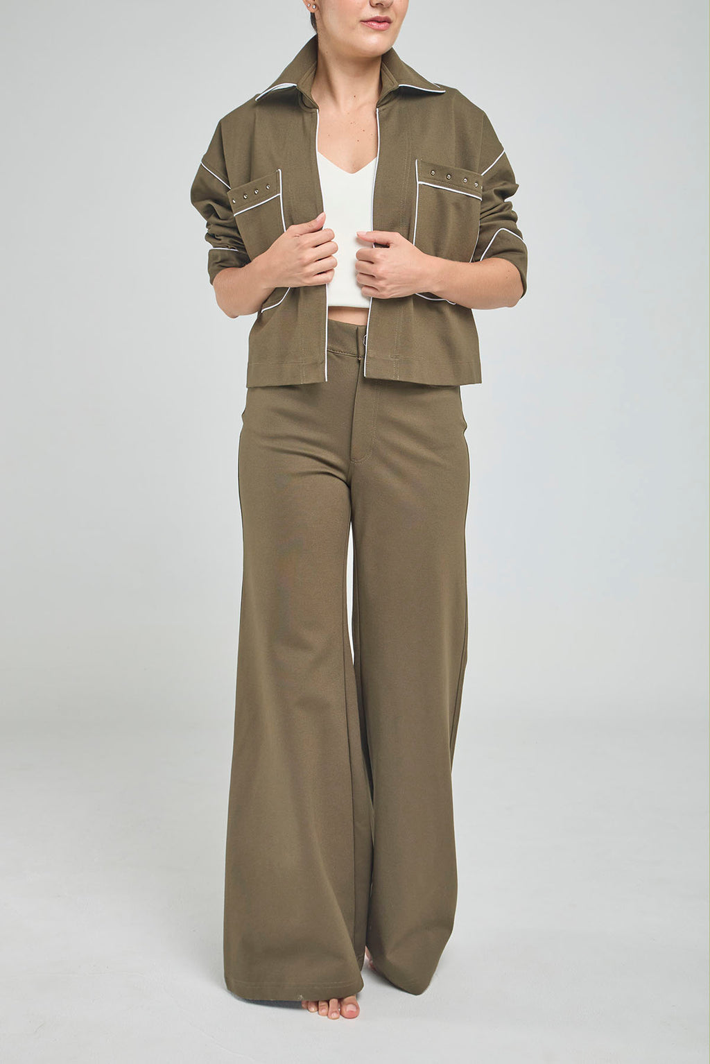 CHAQUETA CUELLO CAMISERO CORTA ABIERTA CON BOLSILLOS CON TACHES