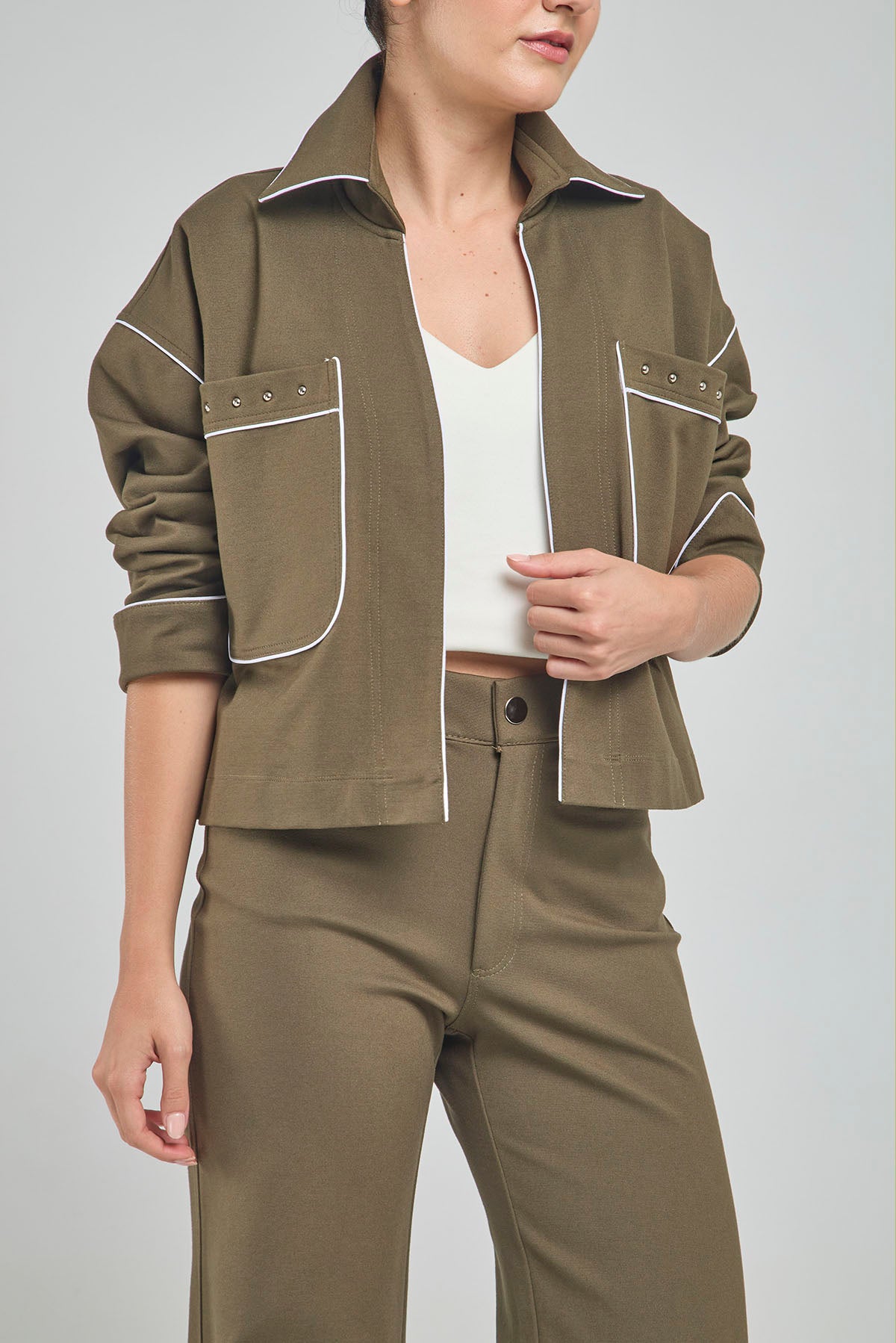 CHAQUETA CUELLO CAMISERO CORTA ABIERTA CON BOLSILLOS CON TACHES