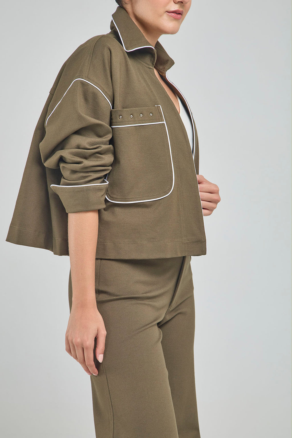 CHAQUETA CUELLO CAMISERO CORTA ABIERTA CON BOLSILLOS CON TACHES