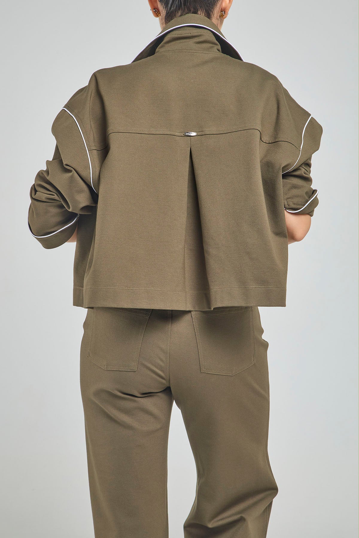 CHAQUETA CUELLO CAMISERO CORTA ABIERTA CON BOLSILLOS CON TACHES