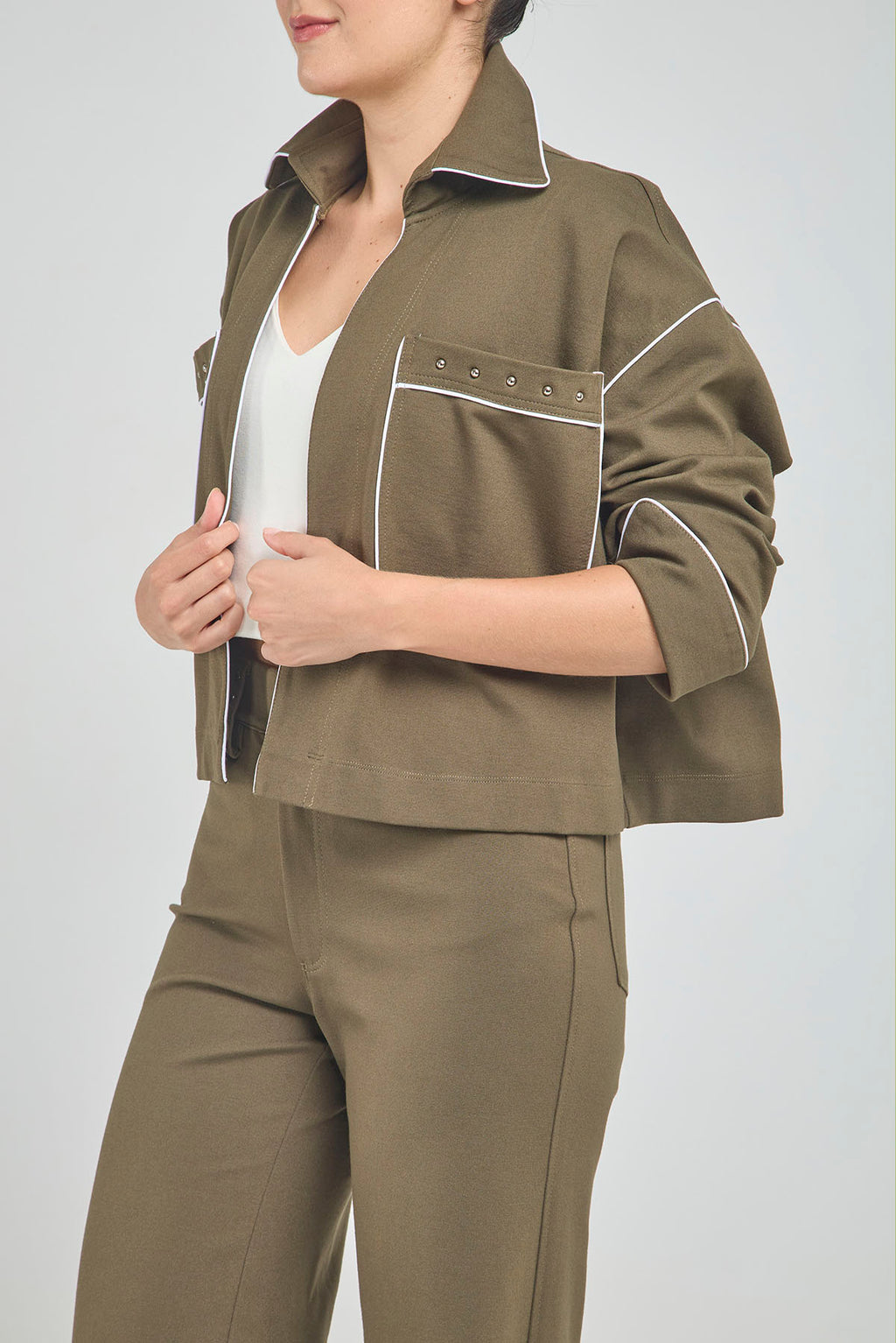 CHAQUETA CUELLO CAMISERO CORTA ABIERTA CON BOLSILLOS CON TACHES