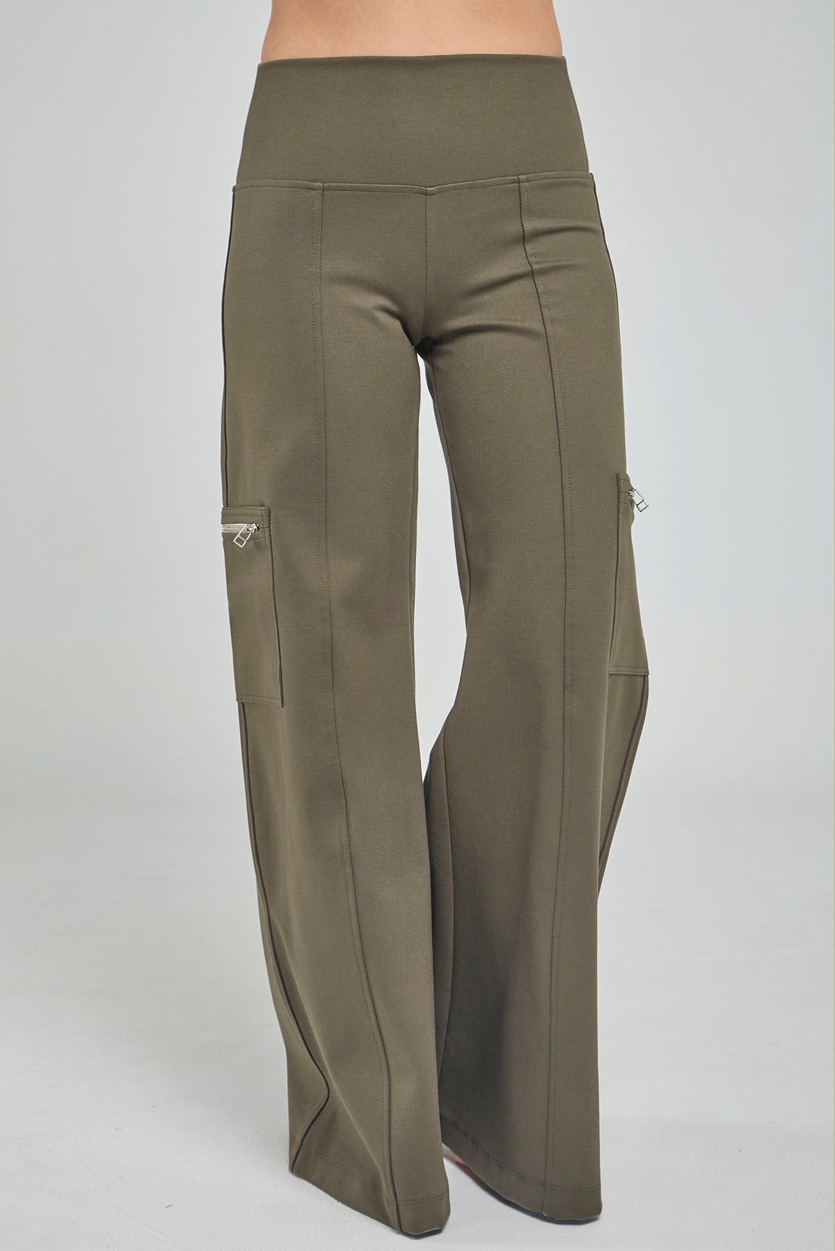 PANTALON BOTA ANCHA CON BOLSILLO DE CIERRE EN BOTA