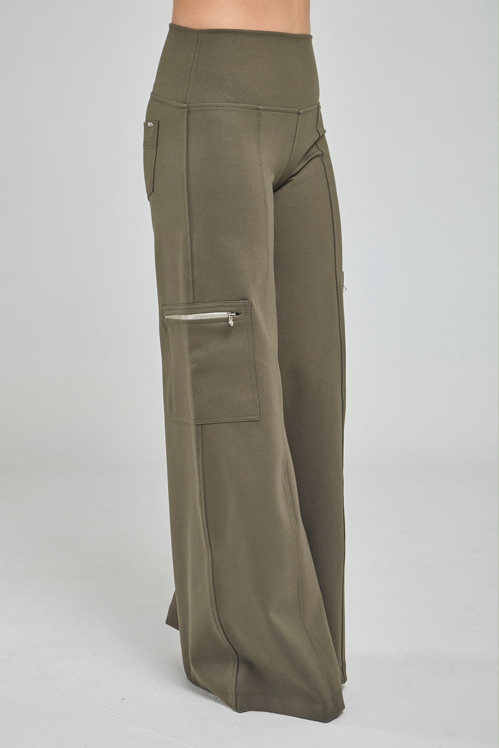 PANTALON BOTA ANCHA CON BOLSILLO DE CIERRE EN BOTA