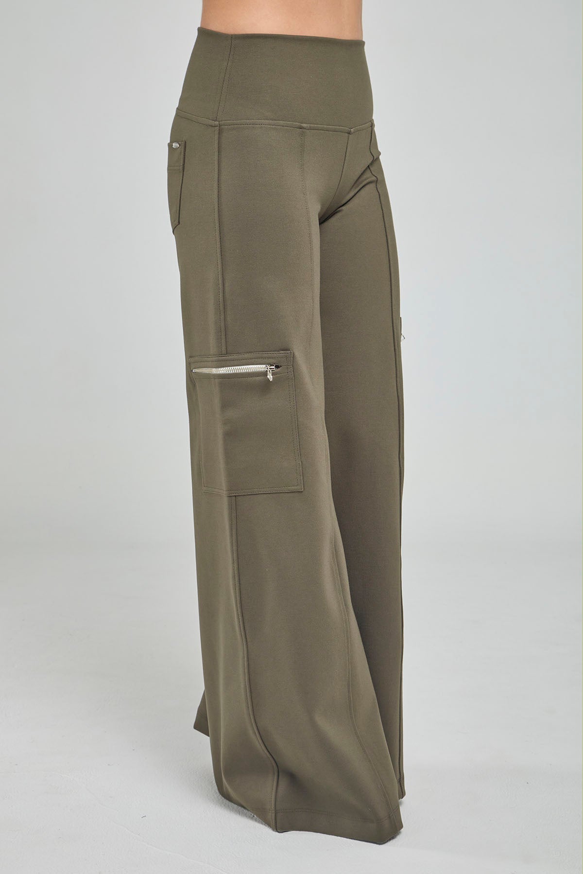 PANTALON BOTA ANCHA CON BOLSILLO DE CIERRE EN BOTA