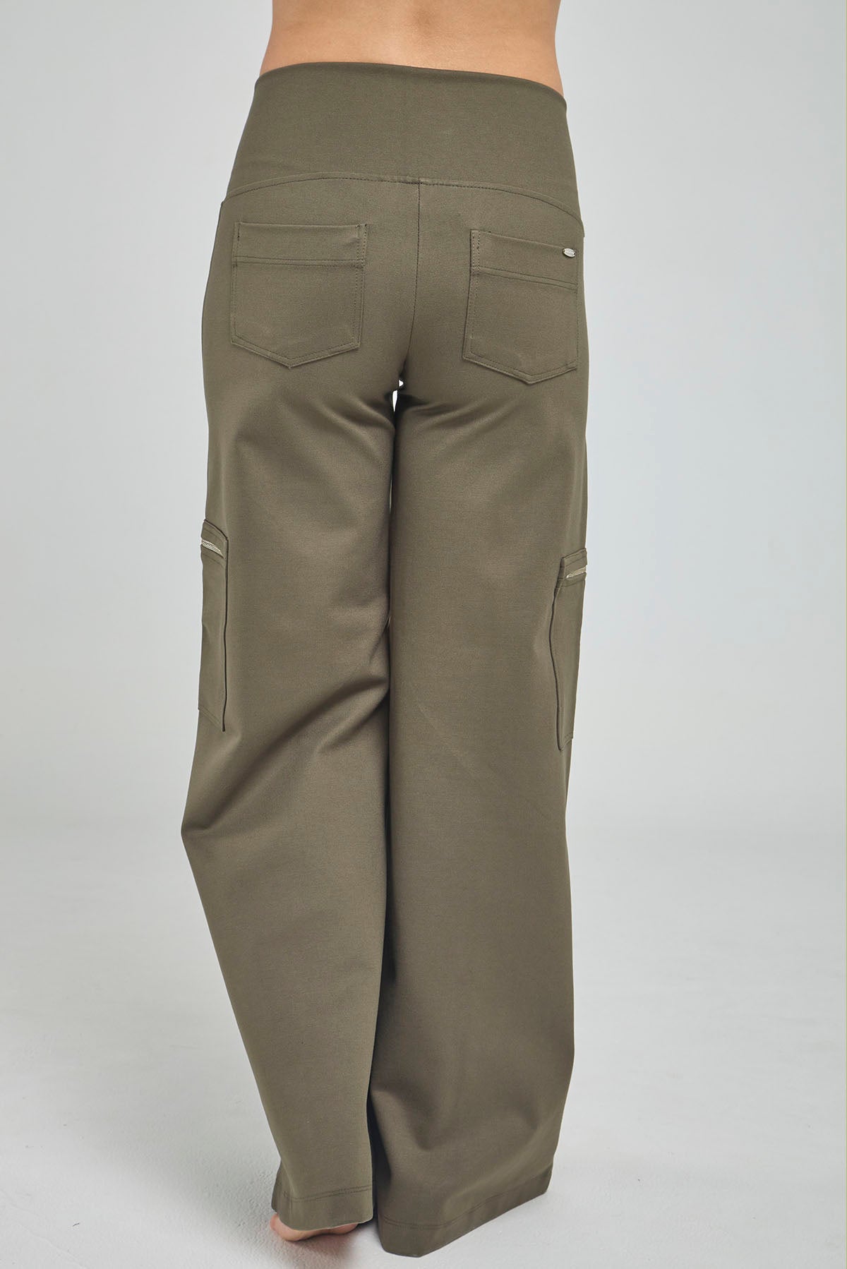 PANTALON BOTA ANCHA CON BOLSILLO DE CIERRE EN BOTA