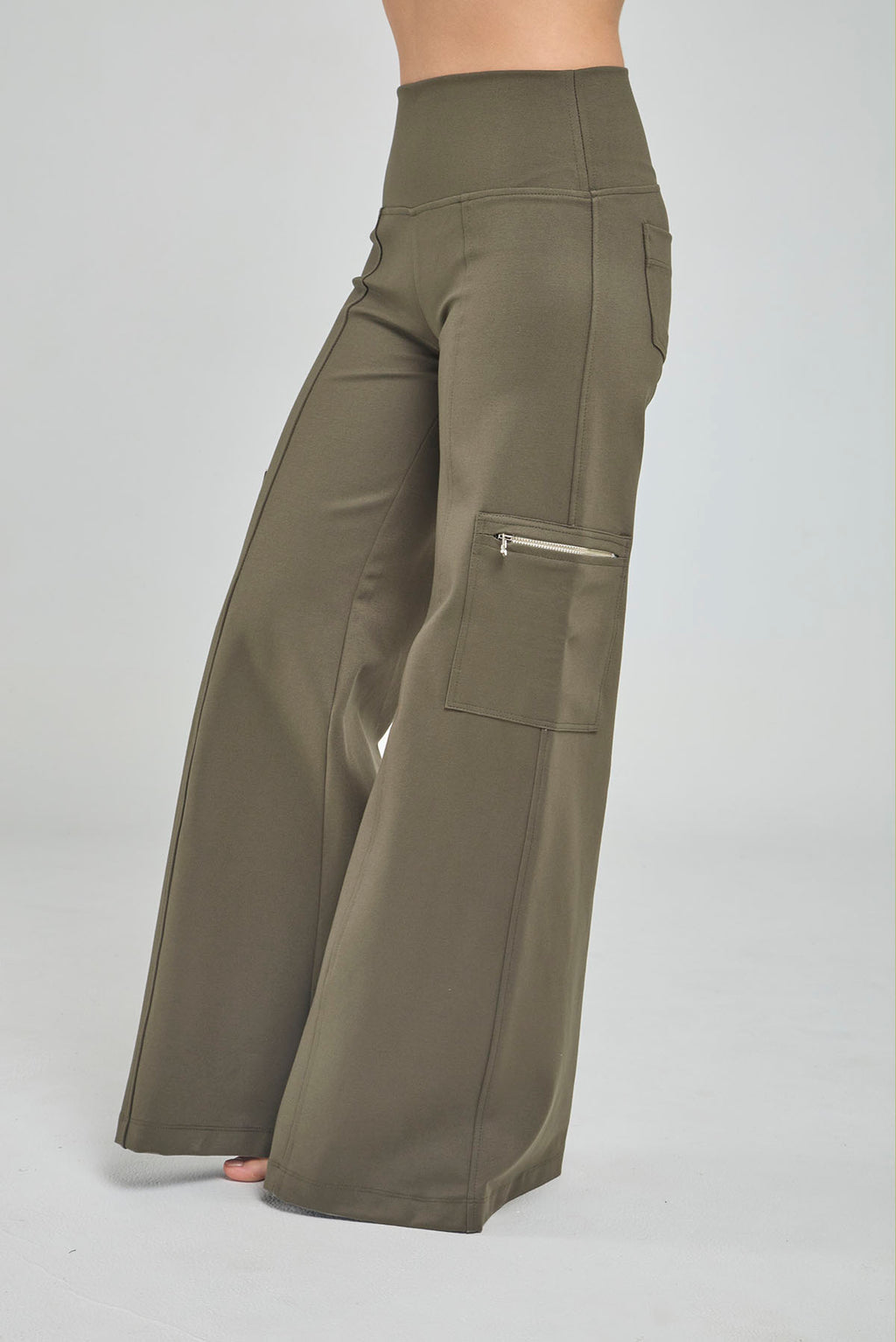 PANTALON BOTA ANCHA CON BOLSILLO DE CIERRE EN BOTA