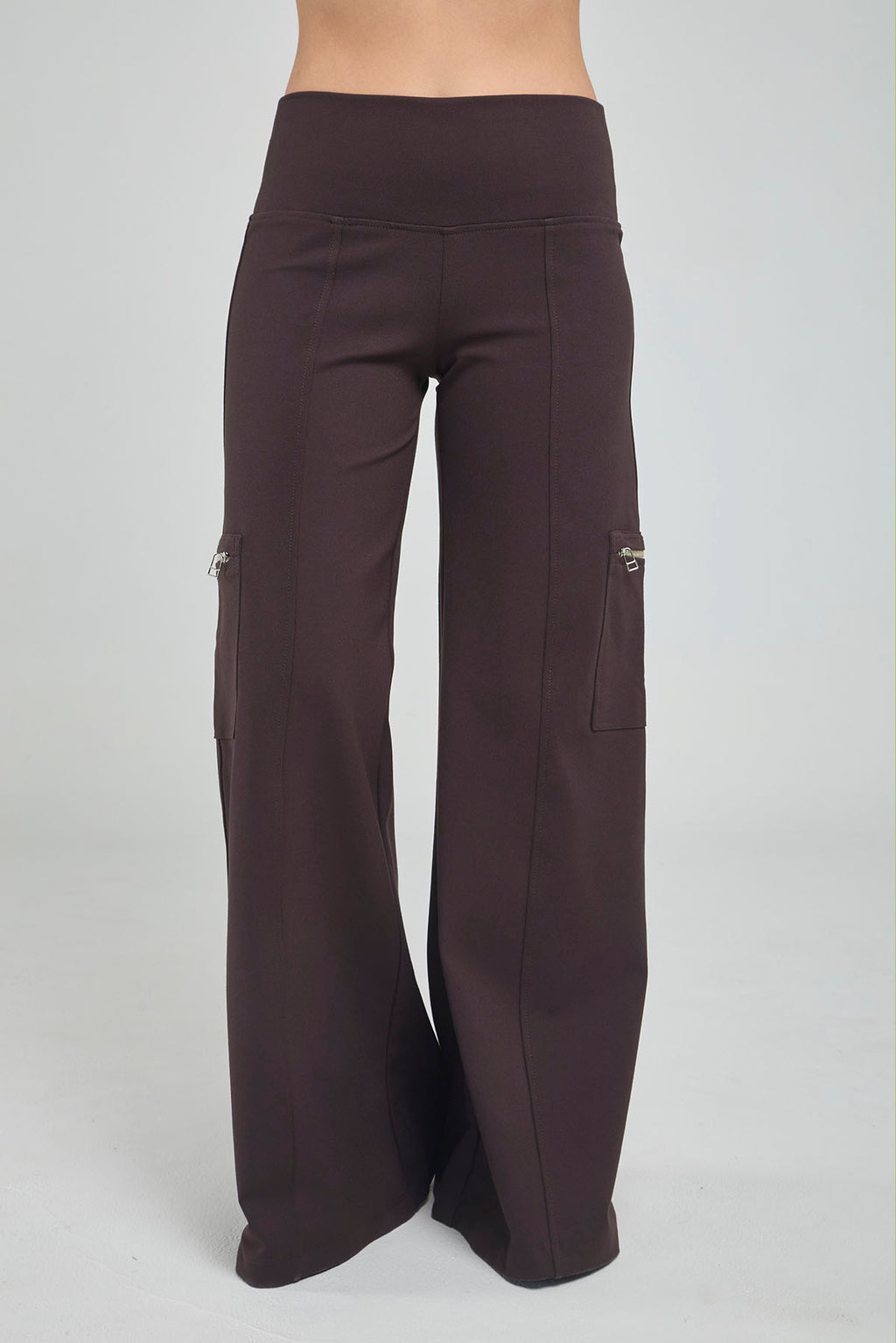 PANTALON BOTA ANCHA CON BOLSILLO DE CIERRE EN BOTA