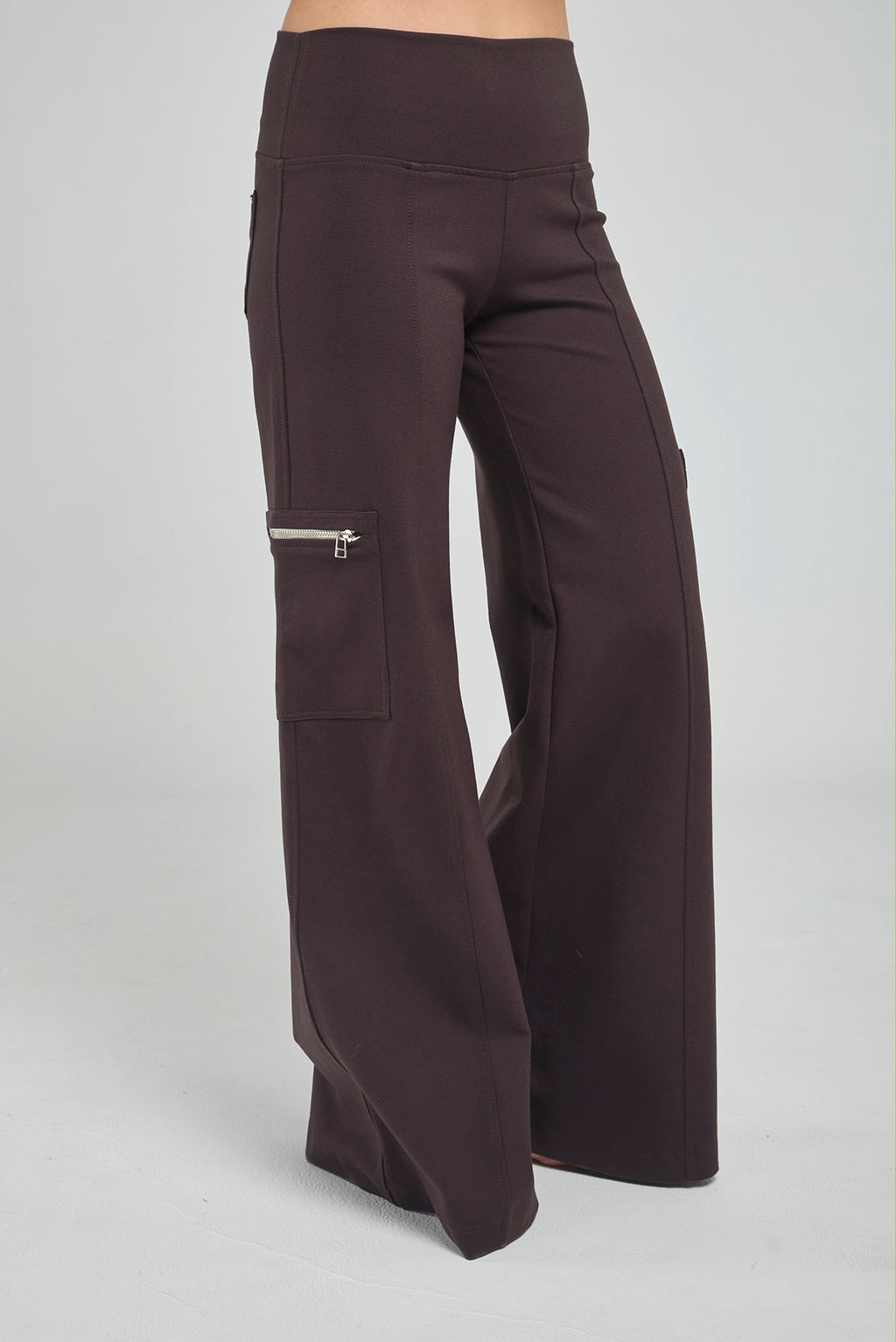 PANTALON BOTA ANCHA CON BOLSILLO DE CIERRE EN BOTA