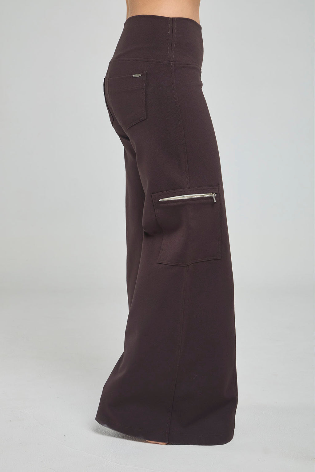 PANTALON BOTA ANCHA CON BOLSILLO DE CIERRE EN BOTA