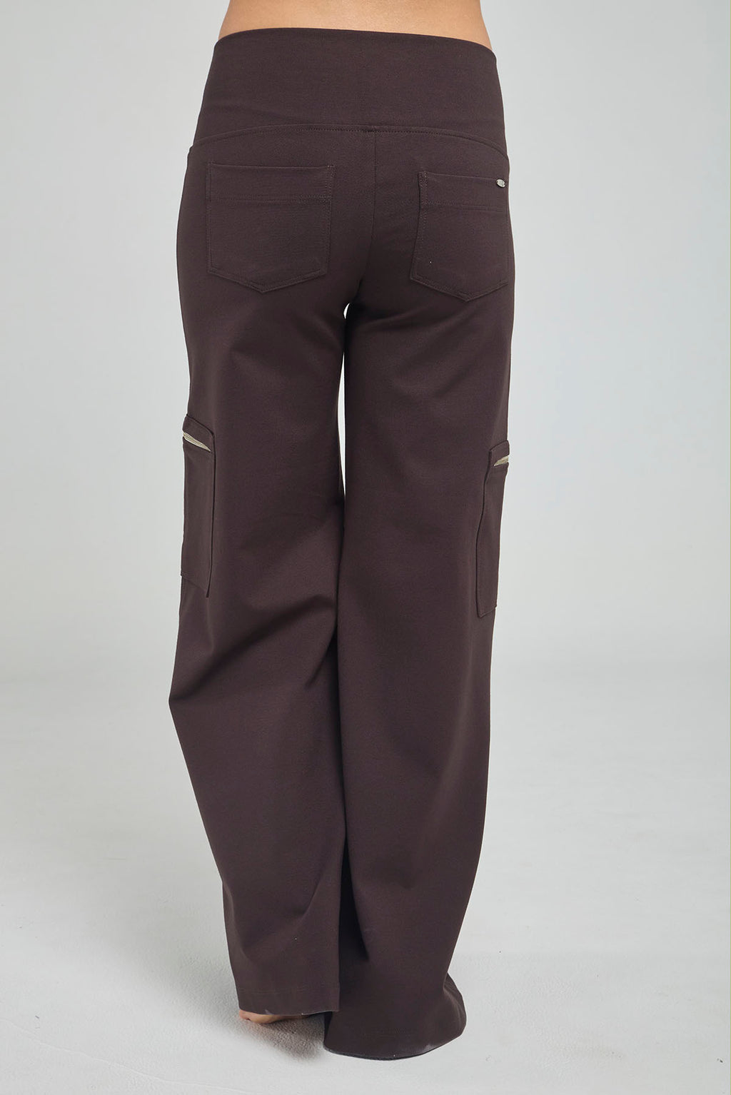 PANTALON BOTA ANCHA CON BOLSILLO DE CIERRE EN BOTA