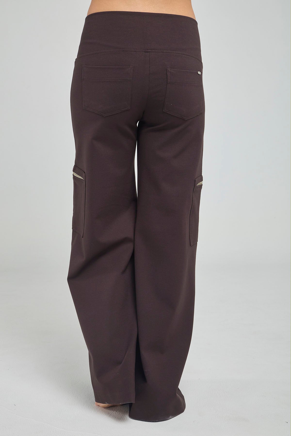 PANTALON BOTA ANCHA CON BOLSILLO DE CIERRE EN BOTA