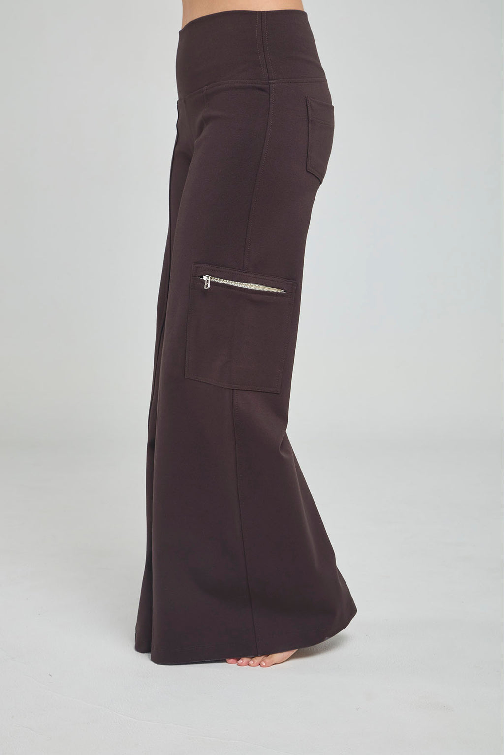 PANTALON BOTA ANCHA CON BOLSILLO DE CIERRE EN BOTA