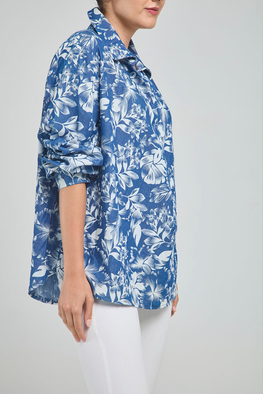 CAMISA CON ESTAMPADO DE FLORES CUELLO CAMISERO, PERILLA INTERNA