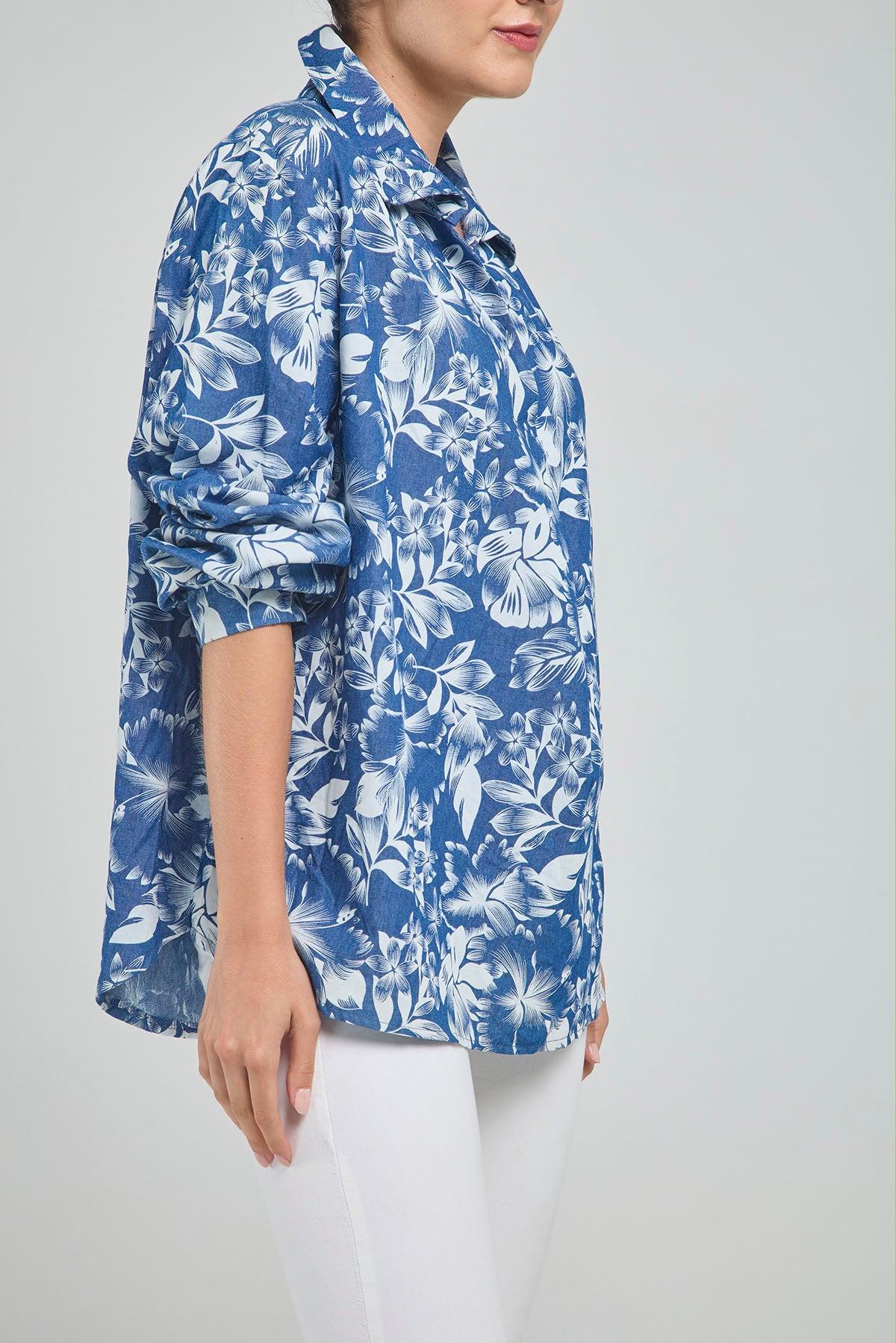 CAMISA CON ESTAMPADO DE FLORES CUELLO CAMISERO, PERILLA INTERNA