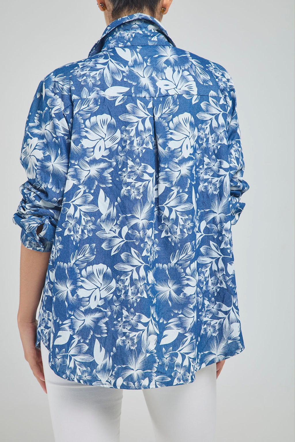 CAMISA CON ESTAMPADO DE FLORES CUELLO CAMISERO, PERILLA INTERNA