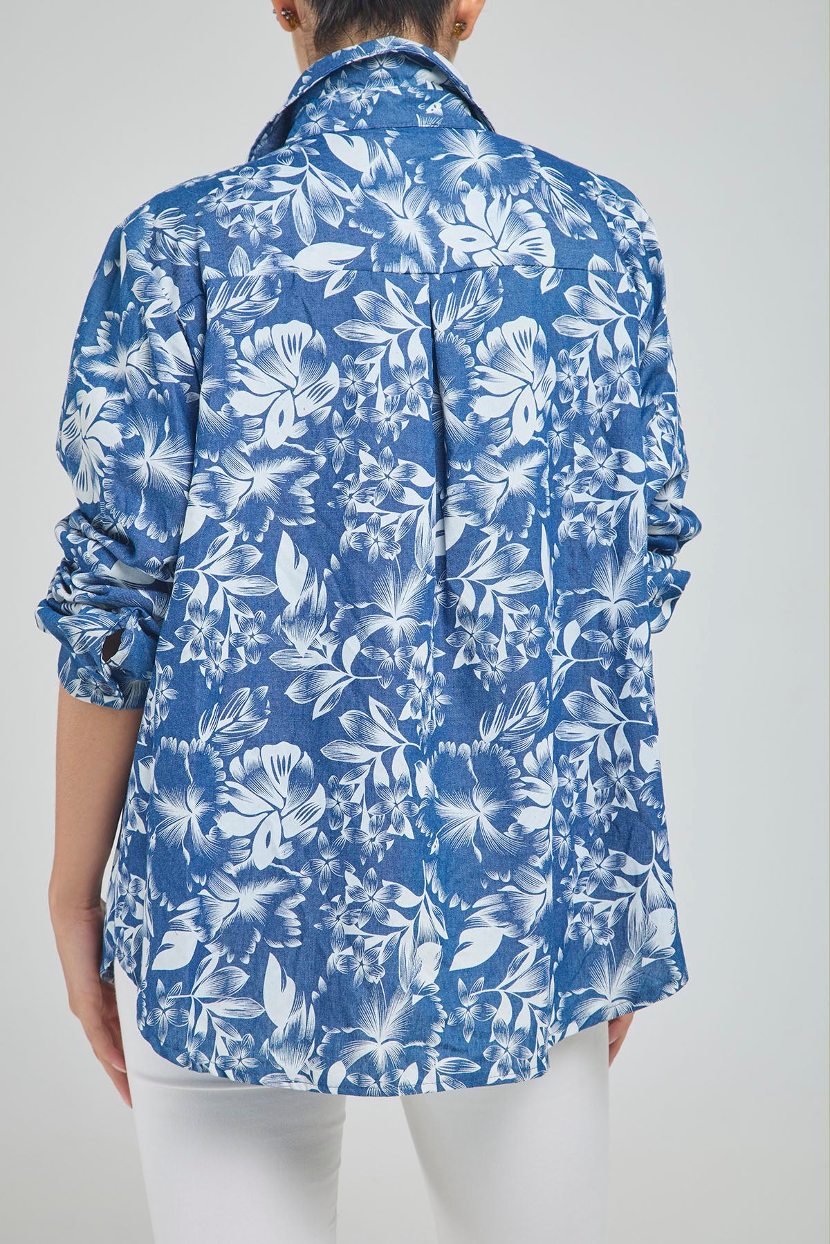 CAMISA CON ESTAMPADO DE FLORES CUELLO CAMISERO, PERILLA INTERNA