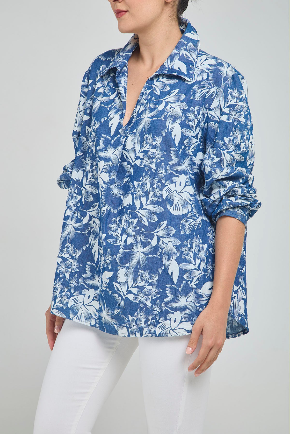 CAMISA CON ESTAMPADO DE FLORES CUELLO CAMISERO, PERILLA INTERNA