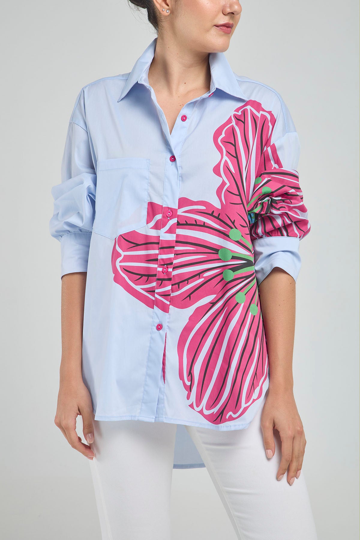 BLUSON CUELLO CAMISERO CON ESTAMPADO DE FLOR FRNTAL  MANGA LARGA Y COLA POSTERIOR