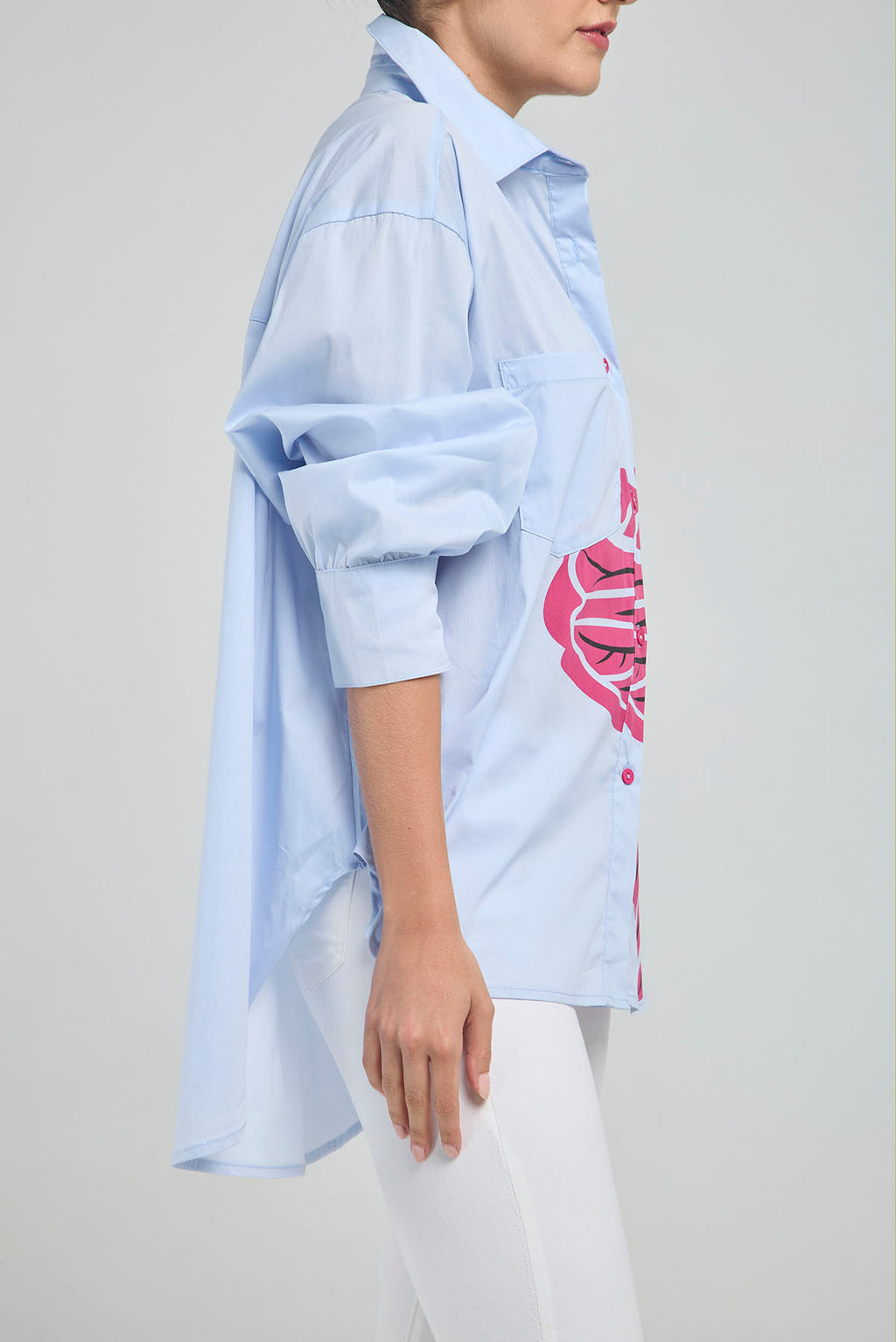 BLUSON CUELLO CAMISERO CON ESTAMPADO DE FLOR FRNTAL  MANGA LARGA Y COLA POSTERIOR