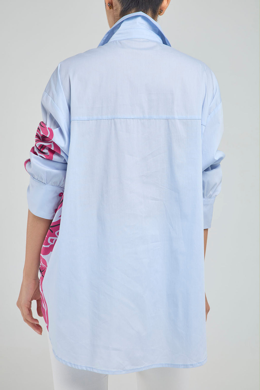 BLUSON CUELLO CAMISERO CON ESTAMPADO DE FLOR FRNTAL  MANGA LARGA Y COLA POSTERIOR
