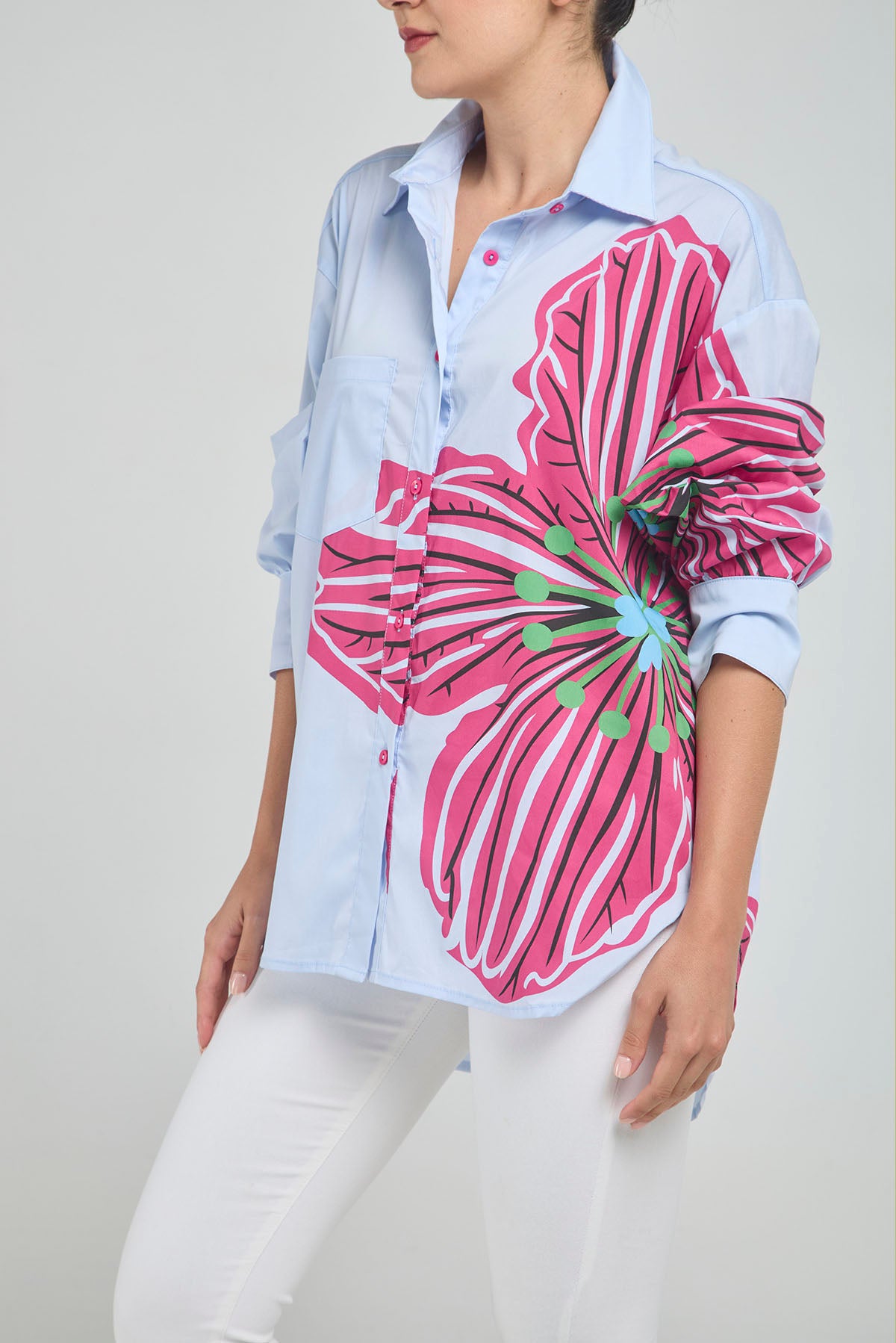 BLUSON CUELLO CAMISERO CON ESTAMPADO DE FLOR FRNTAL  MANGA LARGA Y COLA POSTERIOR