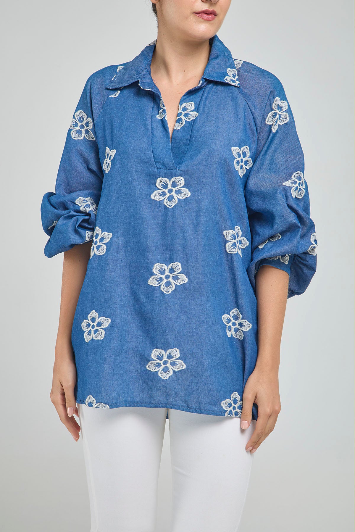 BLUSA CUELLO CAMISERO PERILLA INTERNA Y FLORES BORDADAS