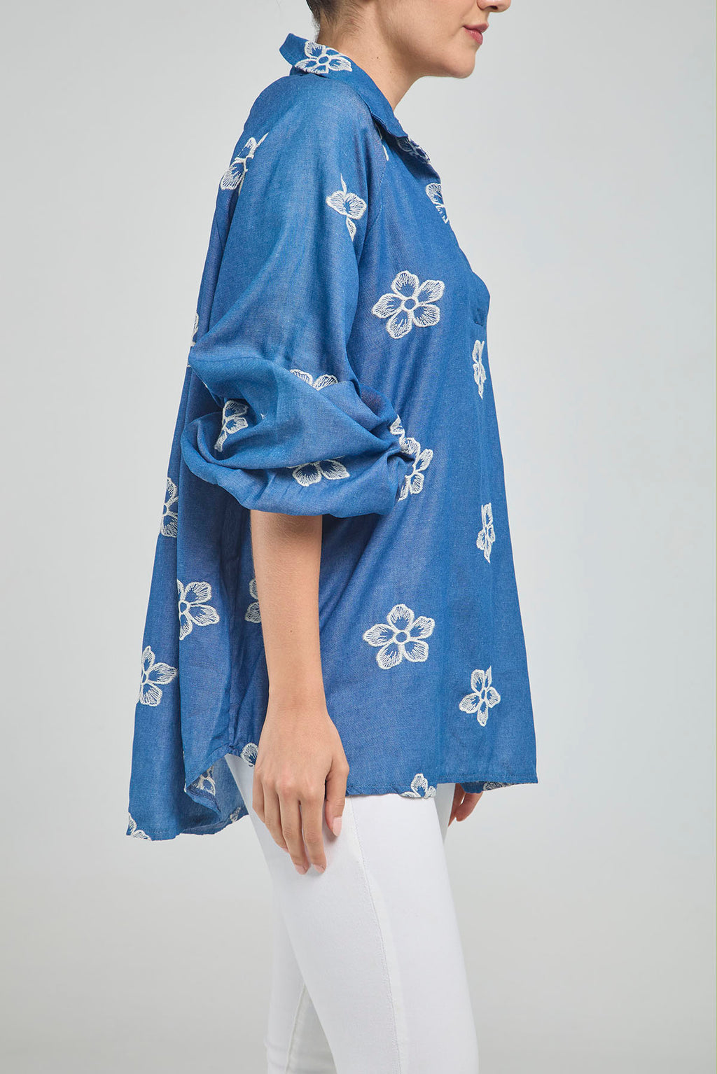BLUSA CUELLO CAMISERO PERILLA INTERNA Y FLORES BORDADAS